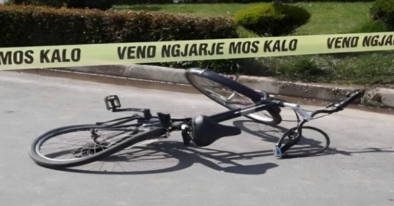 Biçiklisti përfundon në Spitalin e Traumës pas përplasjes në “Çermë – Luz i Vogël”