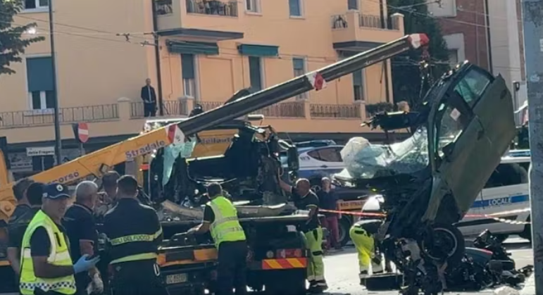 Makina përplaset me një shtyllë ndriçimi gjatë ndjekjes nga policia, humb jetën 18-vjeçari shqiptar