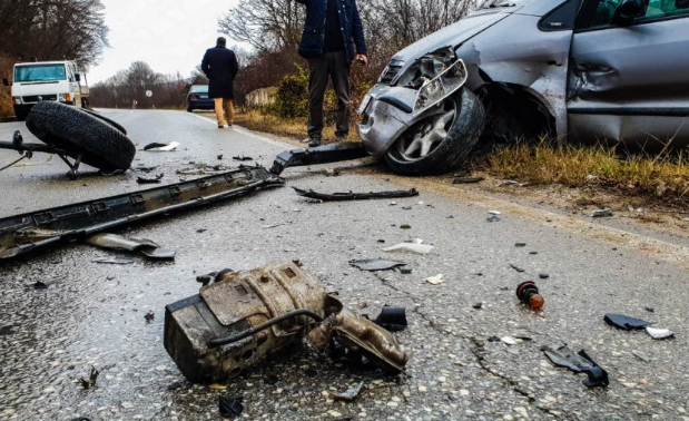 Makina del nga rruga dhe përplaset me automjetet e parkuara, plagosen dy të rinj
