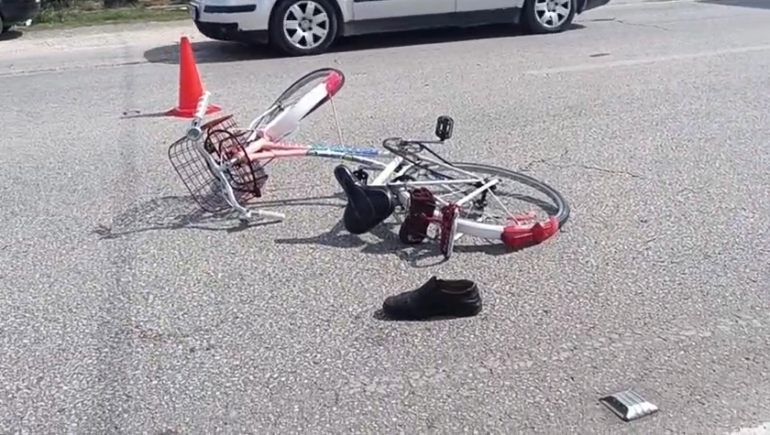 Benz-i përplas 60-vjeçarin, që udhëtonte me biçikletë