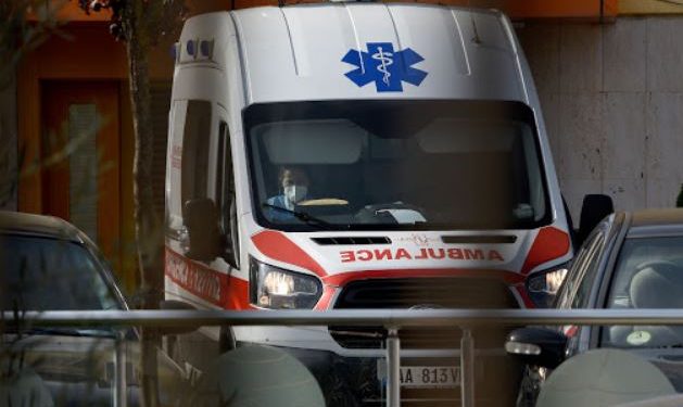 40-vjeçarja bie nga ballkoni, humb jetën në vend