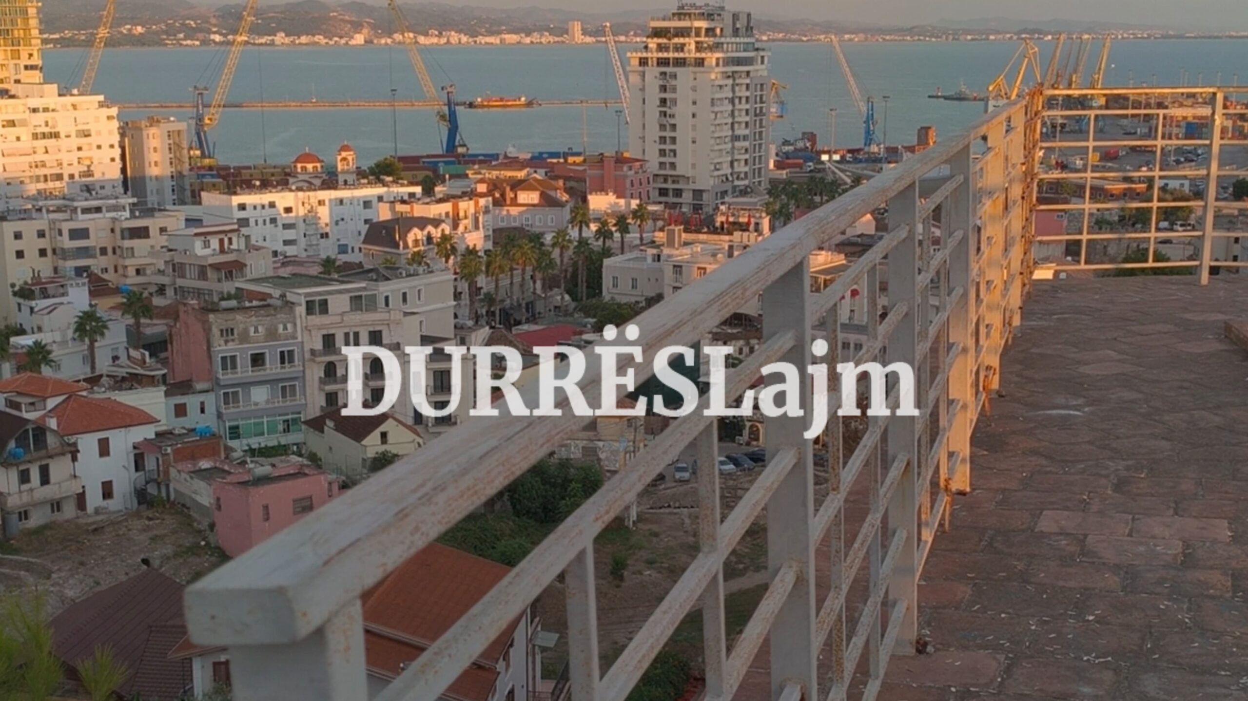 Kulla anzhuine e Durrësit mund të vërë në çdo moment në rrezik jetën e vizitorëve (VIDEO)