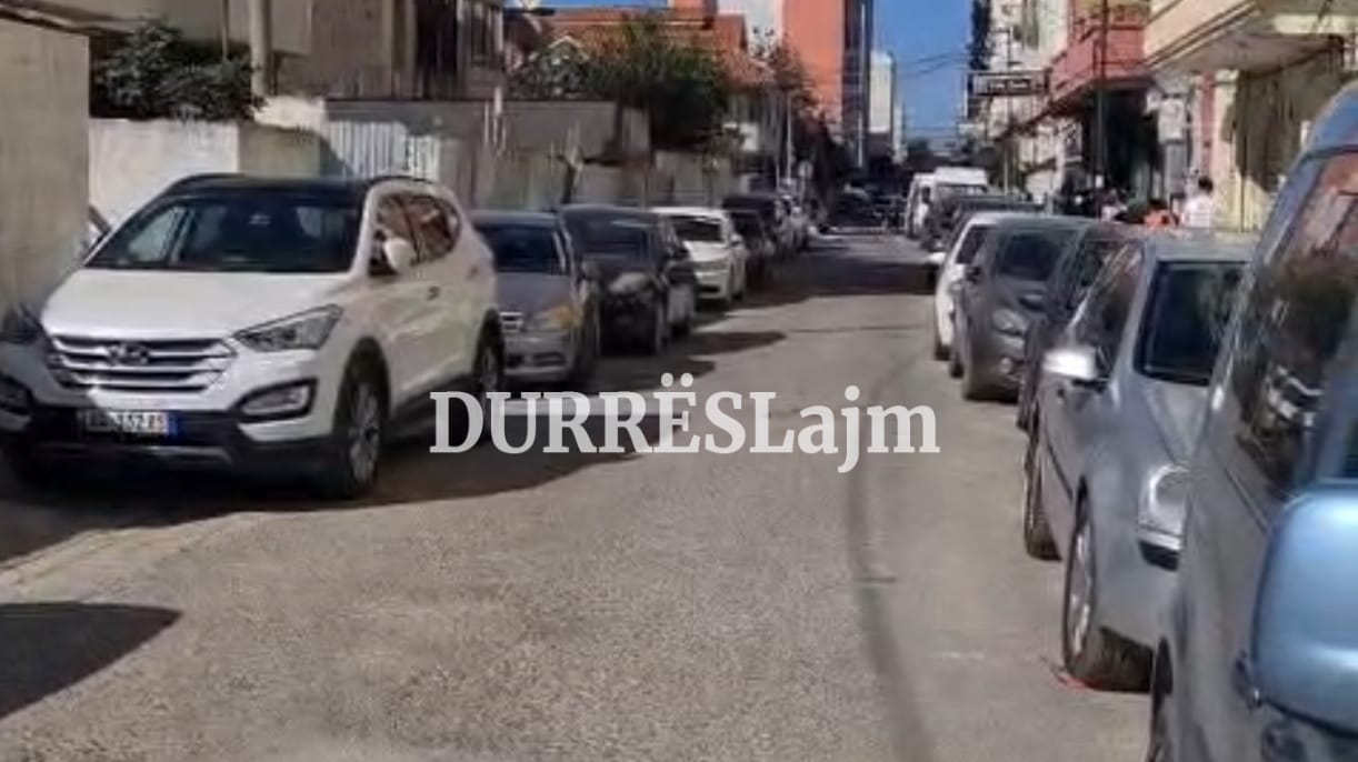 Durrës, makina që parkohen në trotuar dhe kalimtarë që duhet të ecin në&#8230; rrugë (VIDEO)