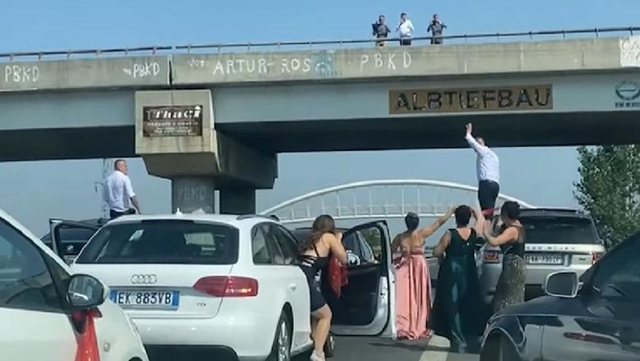 Bllokuan qarkullimin në ‘Unazën e Madhe’, 2 dasmorë nën hetim, 1 tjetër në kërkim