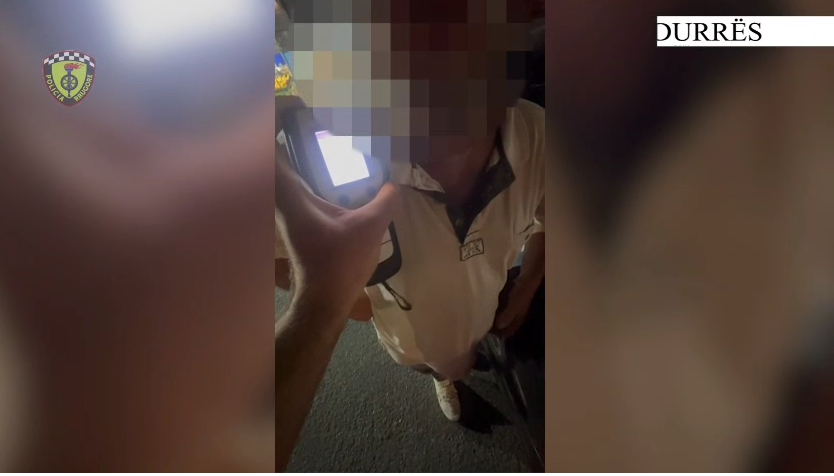 20 euro dhe 2000 lekë për të korruptuar policët, ndalohen 2 shoferë në Durrës (VIDEO)
