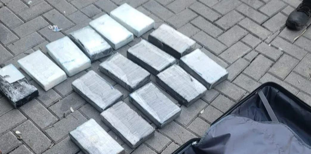 Arrestohen 3 shqiptarë në Spanjë, sekuestrohen 16 kg kokainë me vlerë më shumë se 500,000 euro. Ja ku e kryenin aktivitetin…