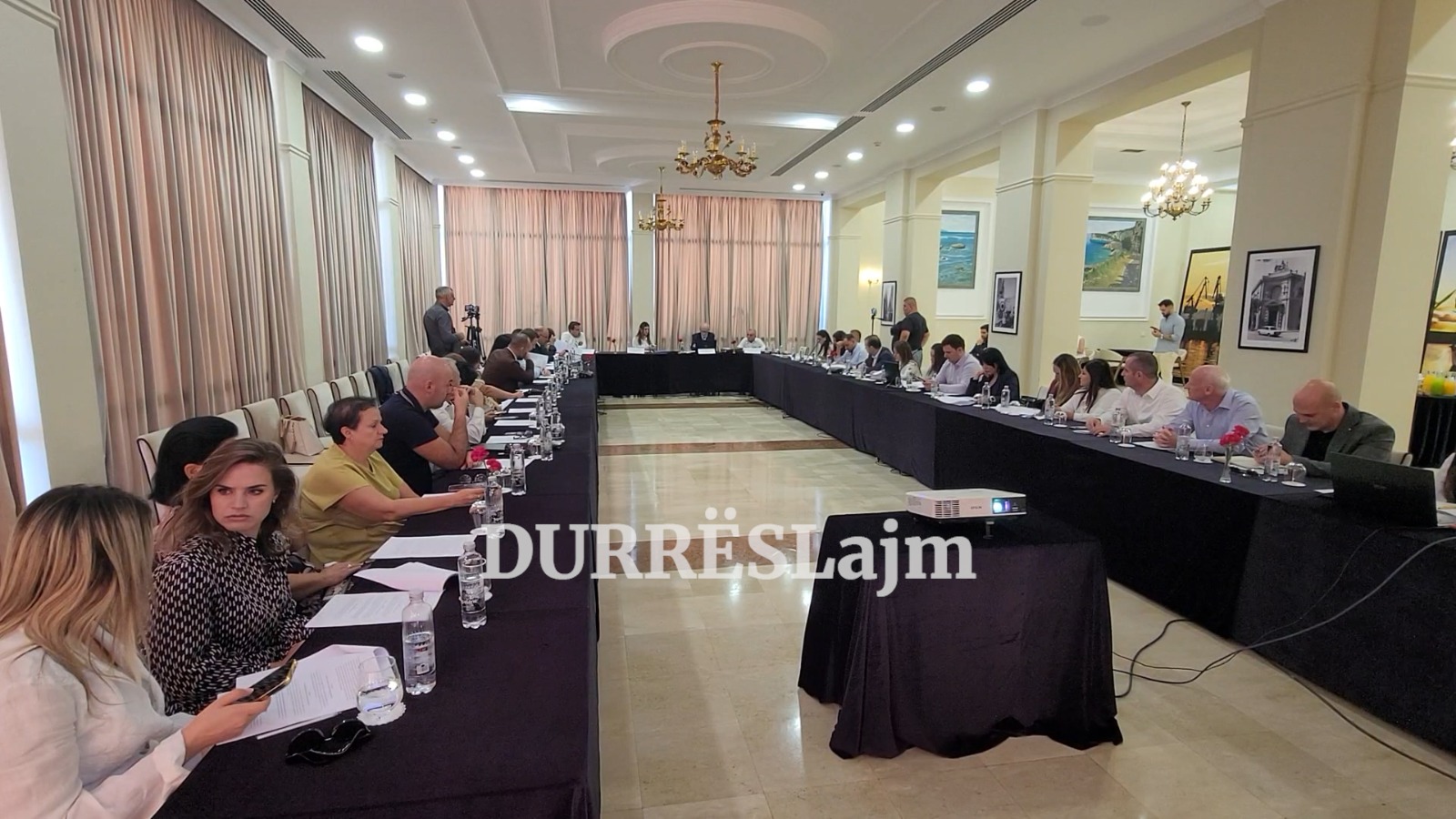 Drafti i Kodit të ri Penal diskutohet në Durrës me gjyqtarë e prokurorë, Rakipi shpjegon arsyet pse bigamia do të jetë vepër penale (VIDEO)