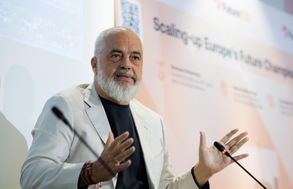 Rama kritikon BE: Evropa si pacientë me 27 mjekë, makineri e jashtëzakonshme burokratike që shpik rregulla! 