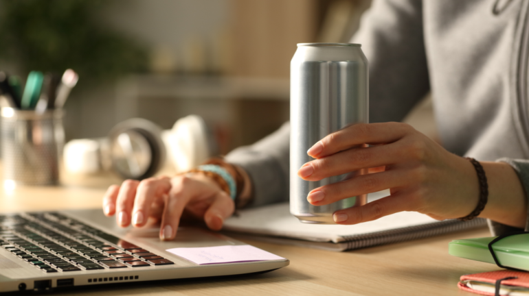 Mbretëria e Bashkuar ndalon shitjen e pijeve energjike, për personat nën 16-vjeç