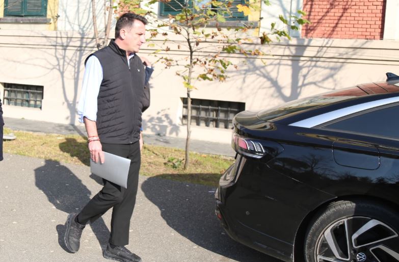 Mbyllet mbledhja e Komisionit të Çështjeve Ligjore, rrëzohet kërkesa e Veliajt, s’do të marrë pjesë në mbledhjen e Këshillit