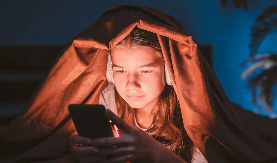 Greqia do ndalojë rrjetet sociale për fëmijët deri në 15 vjeç, do bllokohen automatikisht sapo të hyjnë në sistem!