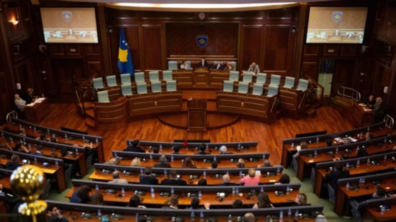 Kushtetuesja në Kosovë bllokon Kuvendin për të formuar qeverinë e re deri në 30 shtator