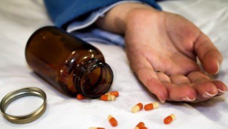 Konsumoi një sasi medikamentesh në banesë, përfundon në spital 65-vjeçarja