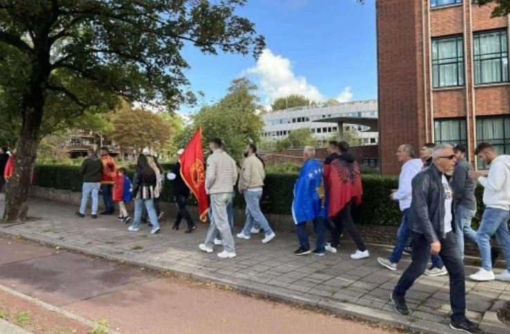 Shqiptarët protestojnë në Hagë, bëjnë thirrje për drejtësi për ish-luftëtarët e UÇK-së