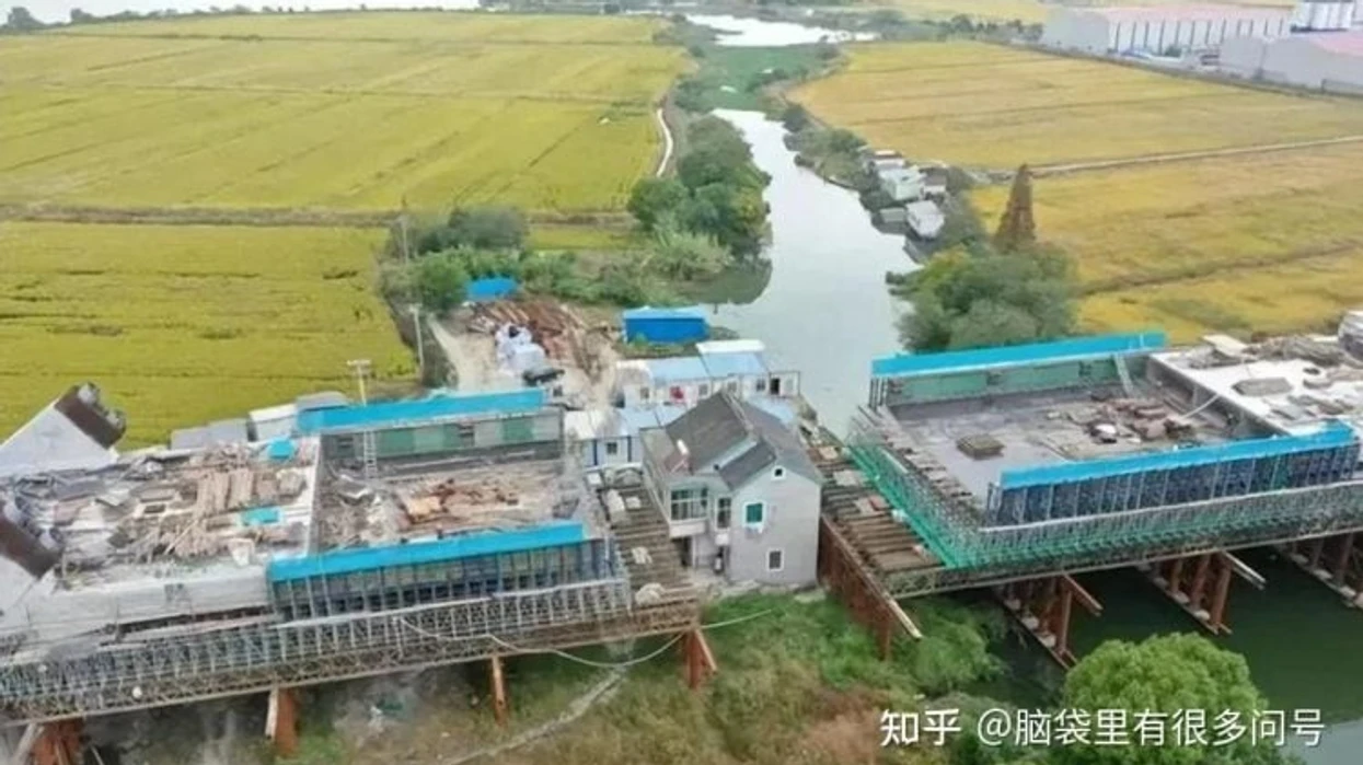 VIDEO/ Pronari i shtëpisë refuzon të zhvendoset, vonon projektin 4.5 miliardë euro në Kinë