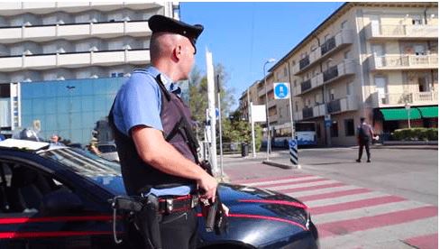 Punonjës hoteli dhe trafikant drogë, 24-vjeçari shqiptar kapet duke e shpërndarë me biçikletë! 