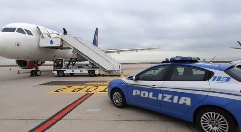 Dy shqiptarët kapen në shitje droge me makinë, njëri hyri ilegalisht pas dëbimit! Rikthehet drejt Tiranës me avion