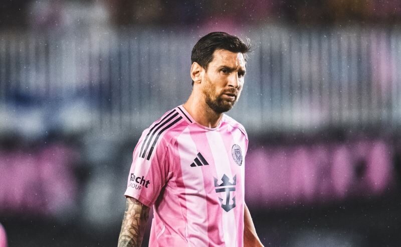 Jamal konsiderohet si pasardhësi i tij, Mesi reagon pasi Dembele fiton “Topin e Artë”