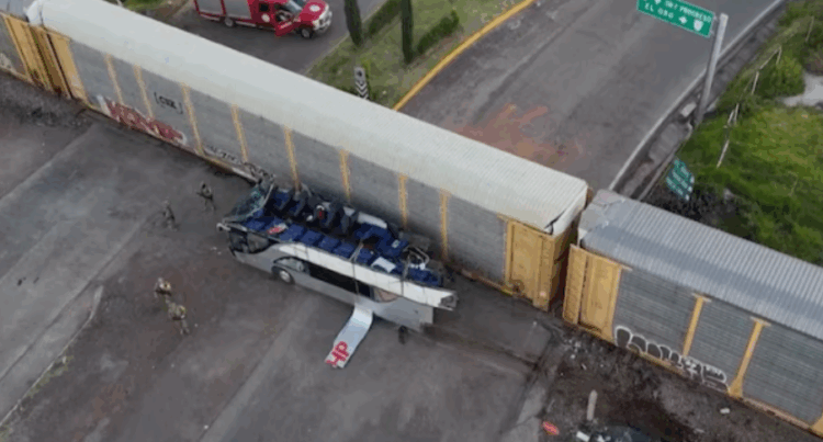 Treni përplaset me autobusin, 10 viktima dhe 61 të plagosur në Meksikë