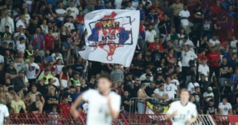 Gabimi që mund t’u kushtojë shumë, në stadium shfaqet harta e Kosovës me flamurin serb
