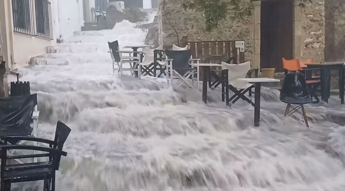 VIDEO/ Shirat përmbytin Kretën, rrëketë e ujit dhe baltës vërshojnë nëpër qytete