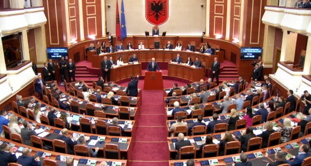 Kuvendi miraton emrat e deputetëve të PS dhe PD-së në komitetet dhe asambletë parlamentare