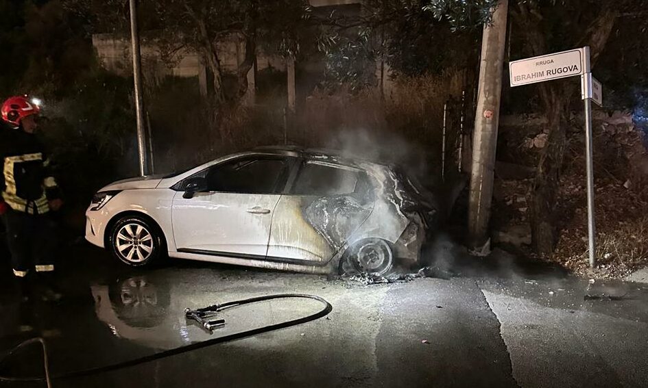 Digjet një makinë me targa rumune në mes të qytetit