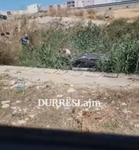 Durrës, automjeti përfshihet në aksident. Përfundon në kanal (VIDEO)