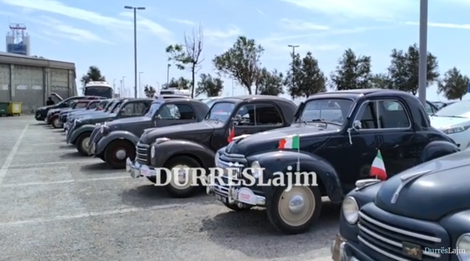 Turi “Conoscere l’Albania”, mjetet Fiat Topolino mbërrijnë në Durrës (VIDEO)