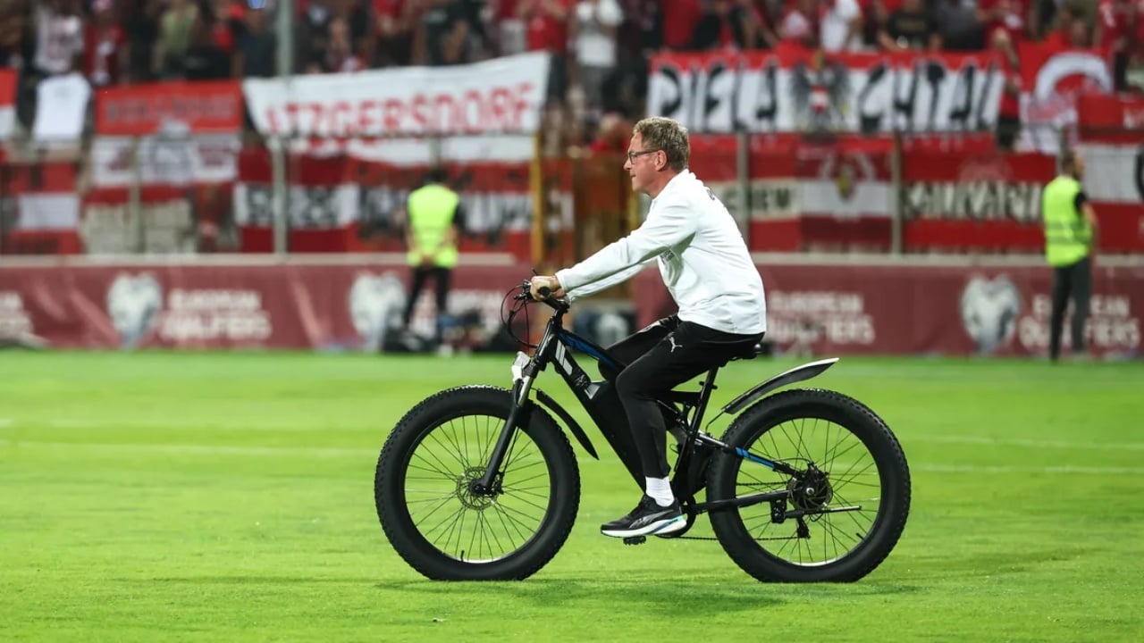 Momente të pabesueshme gjatë Kualifikueseve të Botërorit, trajneri i njohur futet me biçikletë në fushë