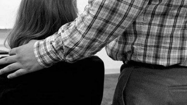 Durrës/ 21-vjeçarja denoncon të moshuarin për ngacmim seksual, çfarë zbuloi policia në celularin e tij