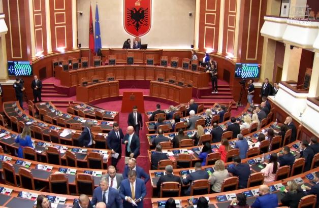 Maxhoranca miraton me 79 vota ndryshimin e Rregullores së Kuvendit, opozita braktis sallën!