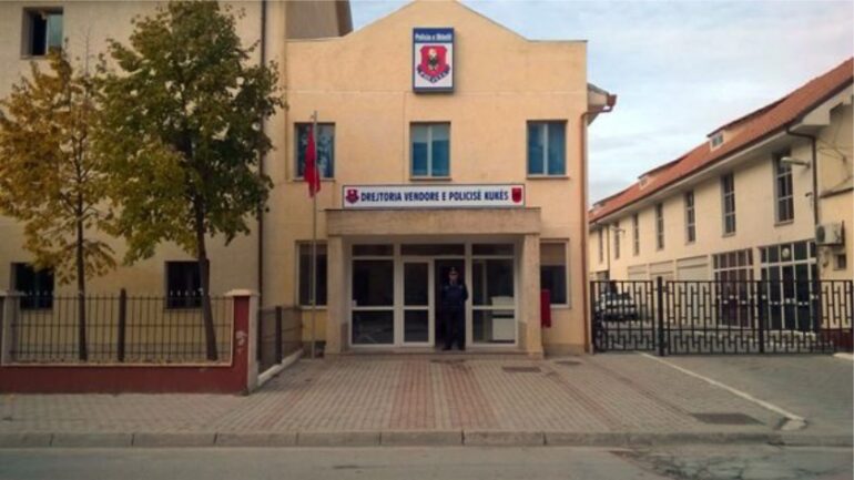 Kaloi ilegalisht kufirin me një mjet me produkte ushqimore pa faturë, arrestohet 53-vjeçari