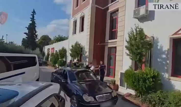 EMRI/ Qarkullonte me armë zjarri në automjet, përfundon në pranga 62-vjeçari