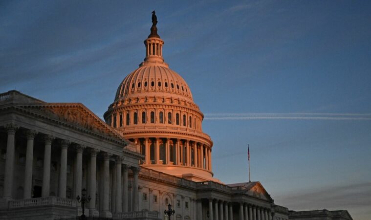 Pas gati shtatë vjetësh, Qeveria amerikane buzë mbylljes së parë