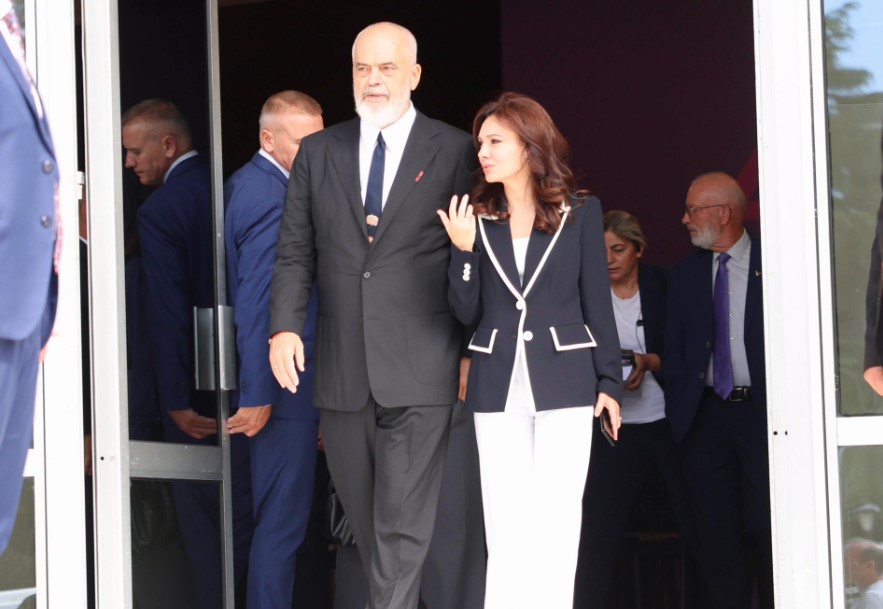 E largoi si kryeparlamentare, por Rama i besoi postin e Ministres së Jashtme, reagon për herë të parë Elisa Spiropali