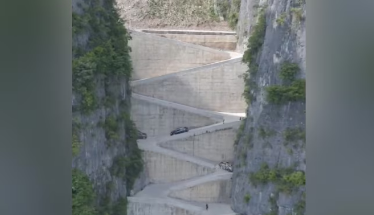 Rruga zigzage, 18 kthesa në 453 metra! (VIDEO)