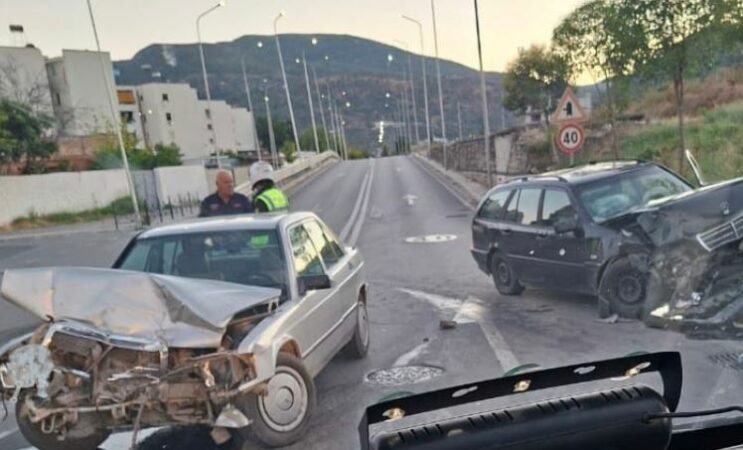 Dy makina përplasen ‘kokë më kokë’, plagoset një prej shoferëve