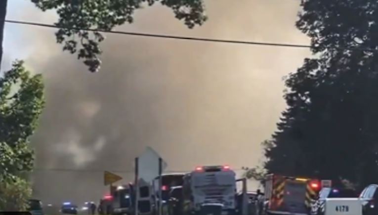 SHBA, një person i armatosur hyn në kishë i vë zjarrin dhe qëllon me armë. Raportohet për viktima