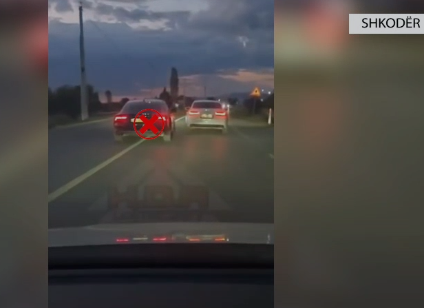 Lëvizi në sens të kundërt të aksit, gjobitet drejtuesi i automjetit