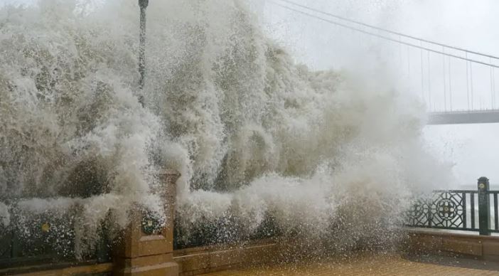 Supertajfuni Ragasa po i afrohet tokës, Kina evakuon gati dy milionë njerëz