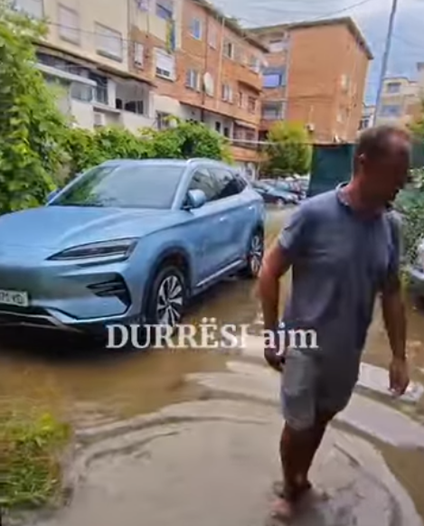 VIDEOLAJM/ Me fshesë në dorë dhe këmbët në ujë, turistët në mes të përmbytjes së Durrësit