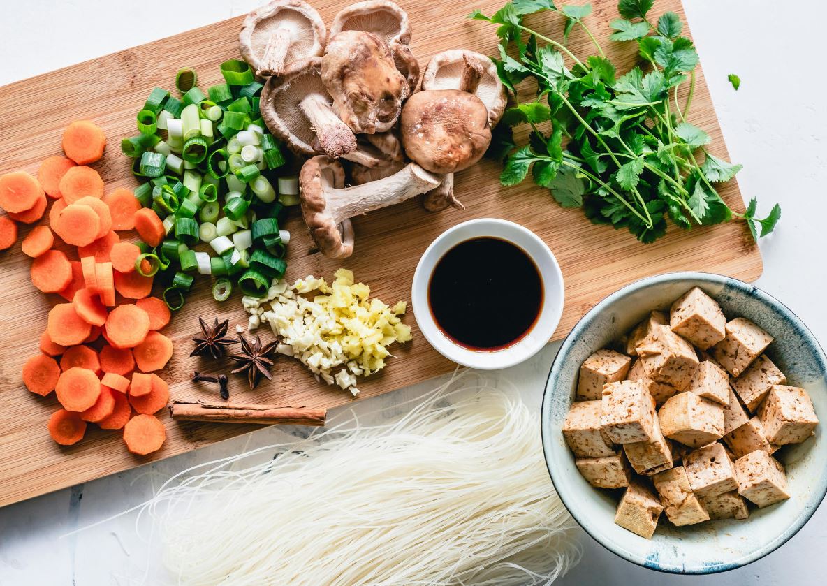 Rregullimi i ndjenjës së urisë dhe ngopjes, roli thelbësor i dy hormoneve në shëndetin tonë