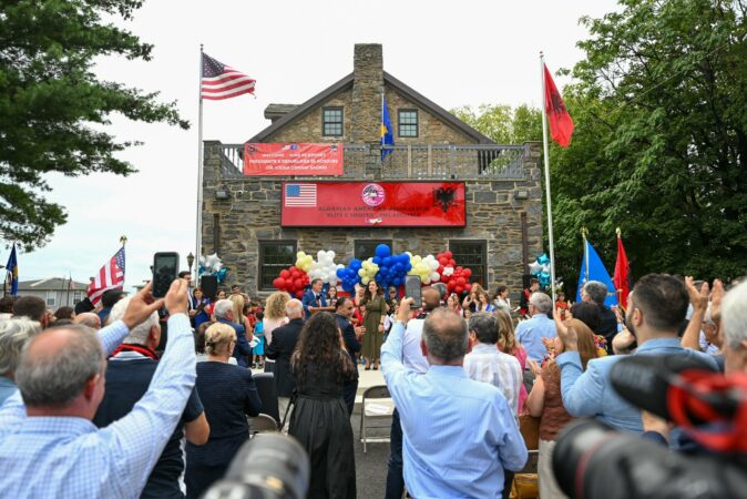 Diaspora në SHBA e pret me flamuj kuqezi, Vjosa Osmani: Thellësisht mirënjohëse për këtë përkushtim