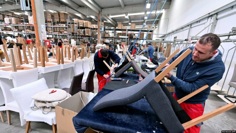 Hyjnë në fuqi tarifat e Trumpit për drurin dhe mobiliet, preken edhe tregtarët nga Kosova