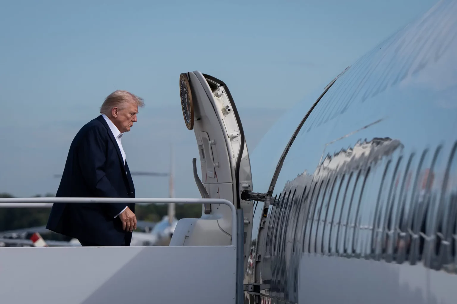 Fjalim në Knesset, takim me pengjet dhe samiti i paqes në Egjipt, Trump niset nga Uashingtoni drejt Izraelit