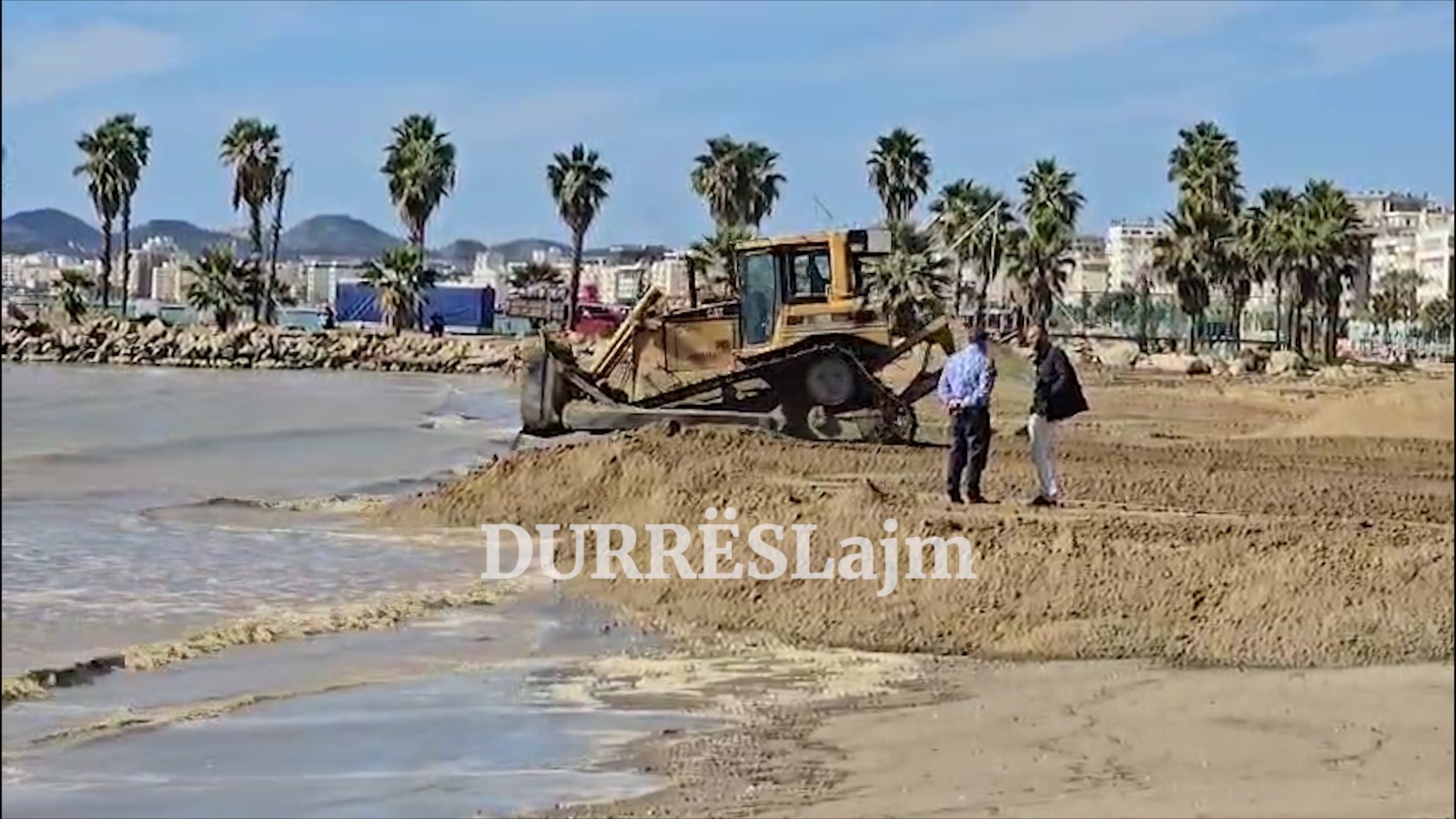 Rinis mbushja me rërë e plazhit të Durrësit (VIDEO)