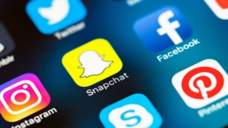 Postoi foto të një personi dhe familjarëve të tij, 19-vjeçarja nga Durrësi shpallet në kërkim