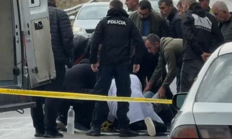 Përplaset një makinë me një motor me targa të huaja, plagoset çift i turistëve