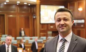 Kurti siguron vota nga partitë e vogla, Veton Berisha: Nëse varet nga vota ime, do ta zhbllokoj procesin